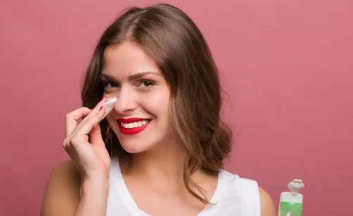 眼部卸妆有技巧 赶紧学起来