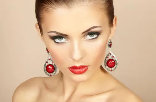 睫毛膏残留易致睫毛脱落