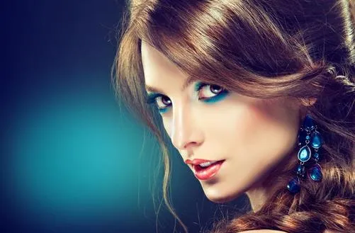 熟女扮美有术!巧刷奶油色腮红重返20