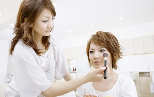 男生最爱甜美风:粉嫩眼影的画法