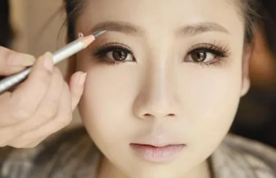 粗眉不自然?教你把粗眉画得更自然!
