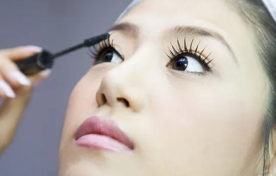 怎么化妆睫毛才好看?用睫毛夹!