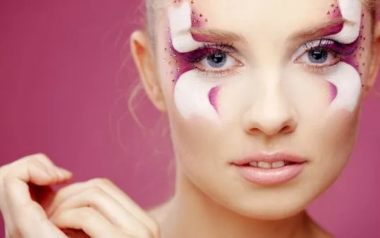 眼妆加红唇让你气质爆棚！