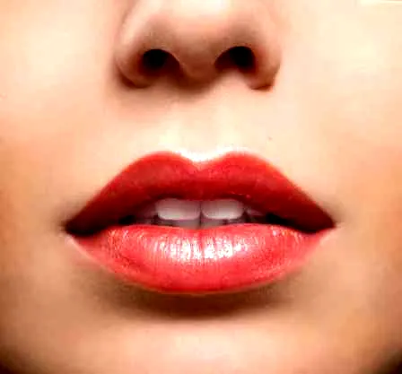 欧美超模示范妩媚红唇妆 圣诞节派对必用妆容