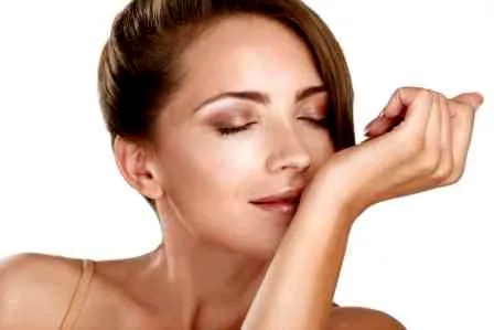 Ava Smith演绎纪梵希2014春夏系列化妆品广告