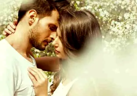 宋茜最新造型美翻天 金发+魅惑眼妆尽显迷人魅力