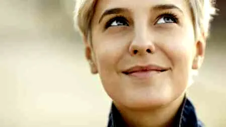 F(x)Krystal郑秀晶妆容 娇俏眼妆妖娆唇妆