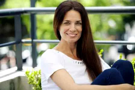 2012冬季流行妆容 水晶粗眉+面纱打造极致奢华