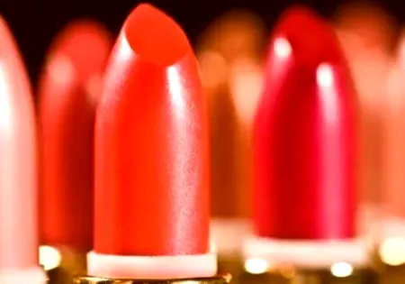 散粉可以给口红定妆吗 口红浮色怎么办