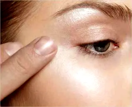 美宝莲潮妆学院眼妆教程 教你怎样瞬间增大双眼