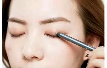眼影棒怎么用 眼影棒其实很方便