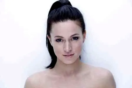李小璐怀孕做少妇不畏老 准妈妈减龄妆容款款显嫩气