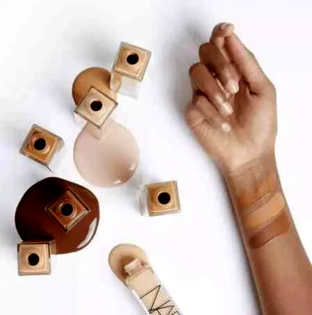 粉底液和bb霜的区别 粉底液和bb霜哪个更适合学生党