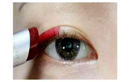 如何用一支口红化妆 一支口红完成80%的彩妆
