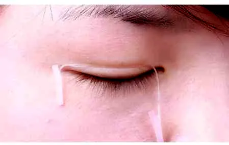 镂空反式眼线的画法步骤 怎样画眼线不容易晕妆