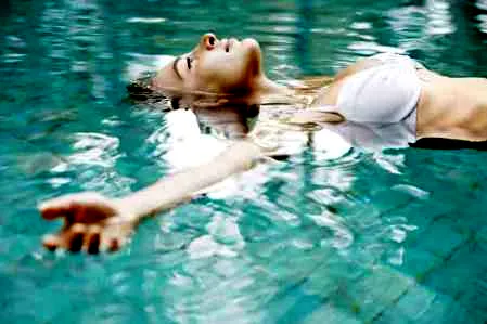 教你如何化甜美约会妆 瞬间吸引异性目光