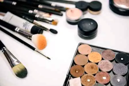 眼影盘和单色眼影优缺点 眼影盘和单色眼影哪个好