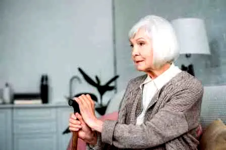 假睫毛怎么贴自然显眼大 新手必看假睫毛的贴法教程