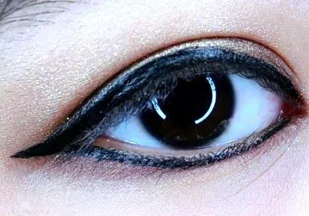 眼线眼尾怎么画好看 内眼线不晕妆怎么画