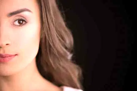 三分钟教你化韩式清新裸妆 瞬间营造白瓷娃娃肌