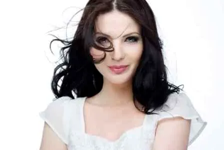 Krystal郑秀晶亮相上海分享美妆 韩国桃花淡妆美腻十足