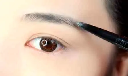 砍刀眼妆的画法步骤  眼睛上的一把刀
