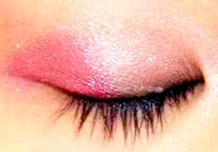 眼影越显色越好吗 眼影不上色怎么办