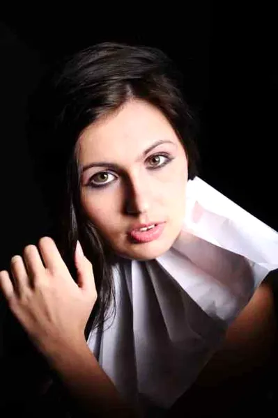 掌握好画眼线的技巧 简单几个化妆步骤展示韩式美妆