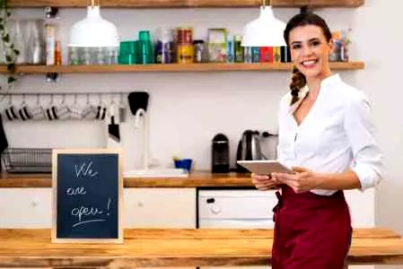 GIGI梁咏琪短发+妆容气质十足 捕获多金老公sergio