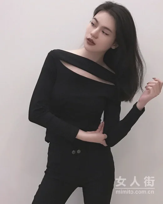 性感一字肩穿搭今夏超火，轻松变女神