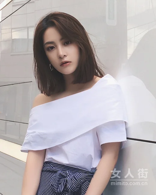 性感一字肩穿搭今夏超火，轻松变女神