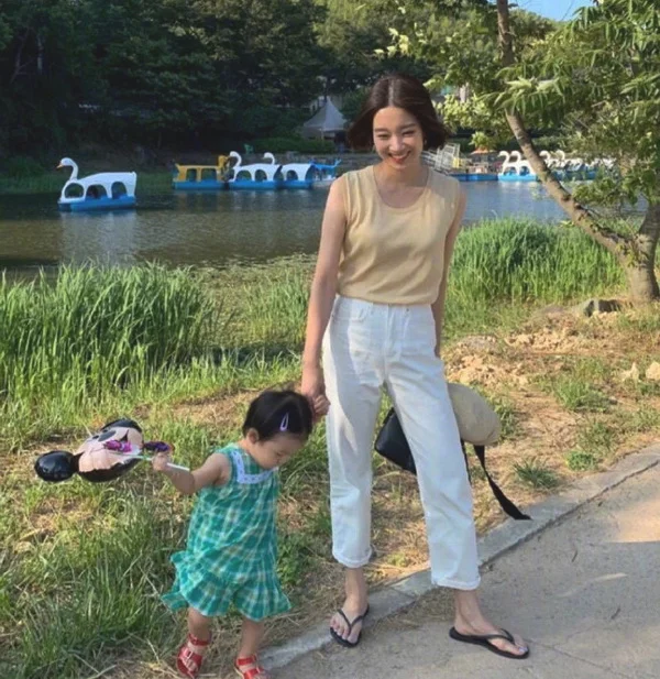 简约气质宝妈的夏日基础色日常穿搭