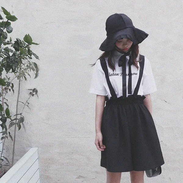 小清新已经过时,时髦精爱上暗黑风