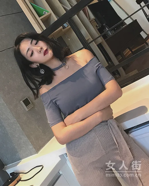 性感一字肩穿搭今夏超火，轻松变女神