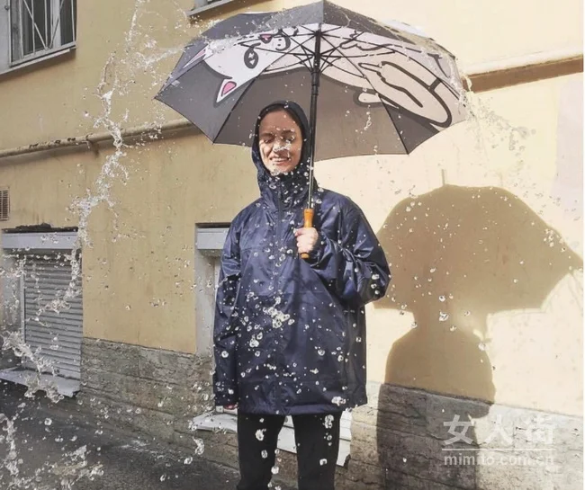下雨天也可以穿的很潮,潮牌界雨具大佬!