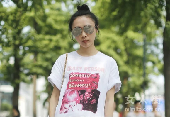 夏天流行怎么穿？普通长T穿出时髦范儿