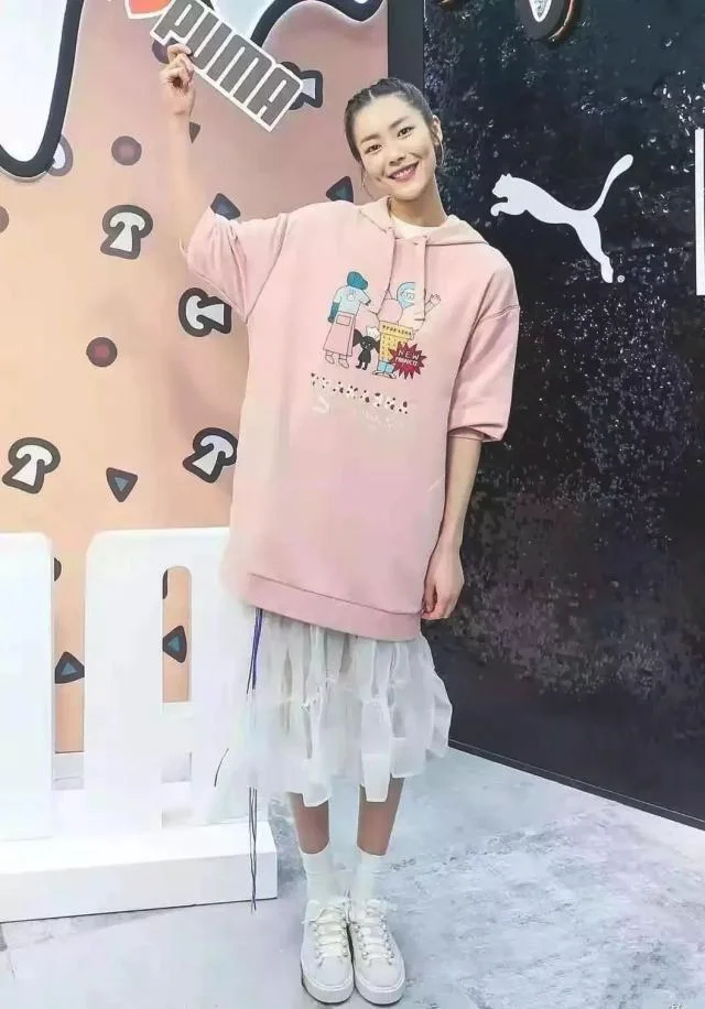 30岁女人卫衣新穿法，比单配裤子更好看！