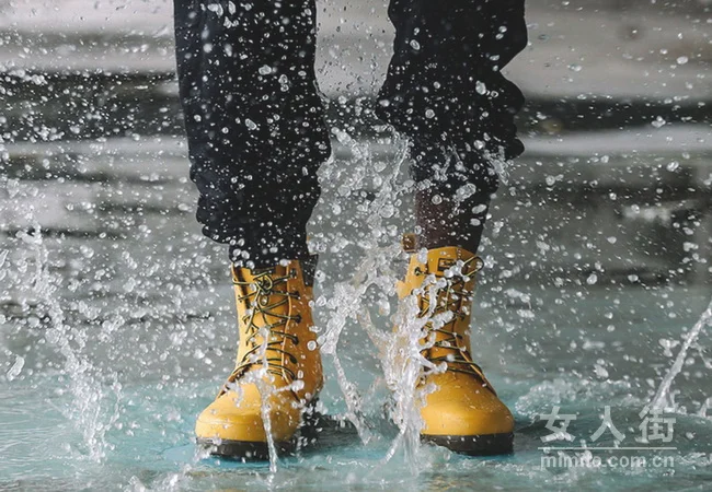 下雨天也可以穿的很潮,潮牌界雨具大佬!