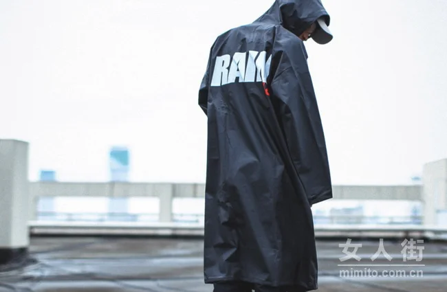 下雨天也可以穿的很潮,潮牌界雨具大佬!