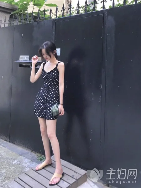 小黑裙简洁而奢华 塑造女人的独特气质