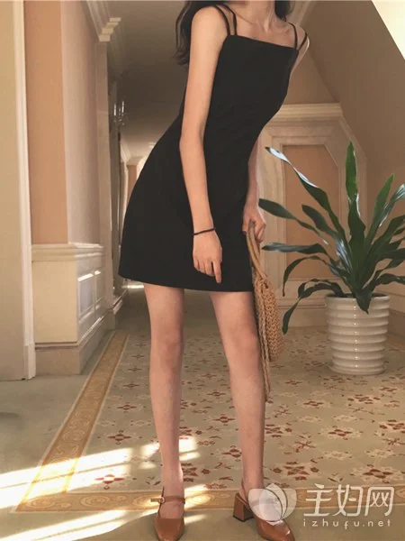 小黑裙简洁而奢华 塑造女人的独特气质