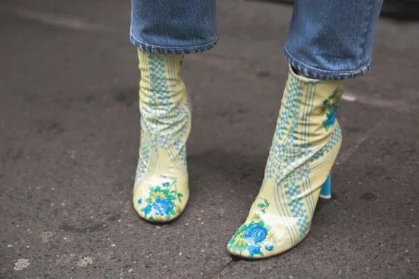 冬天穿裙子配什么鞋好看