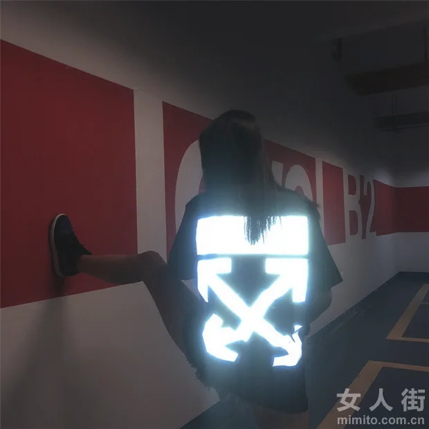 自体发光的时尚T恤，让你变身潮流达人