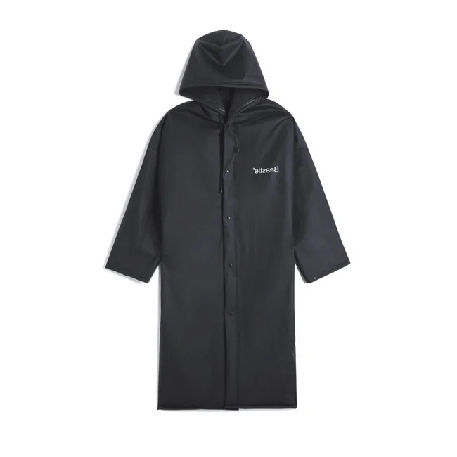 下雨天也可以穿的很潮,潮牌界雨具大佬!