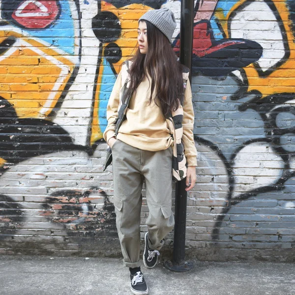 T恤搭工装裤,小姐姐的别样中性风