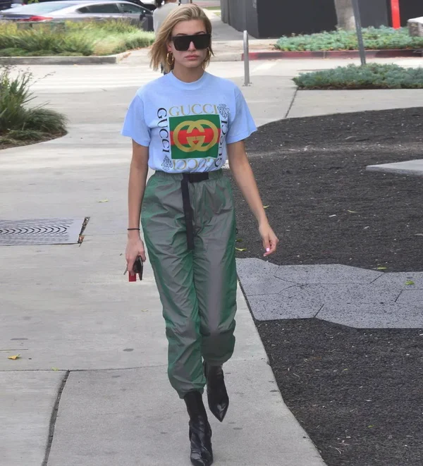 T恤搭工装裤,小姐姐的别样中性风