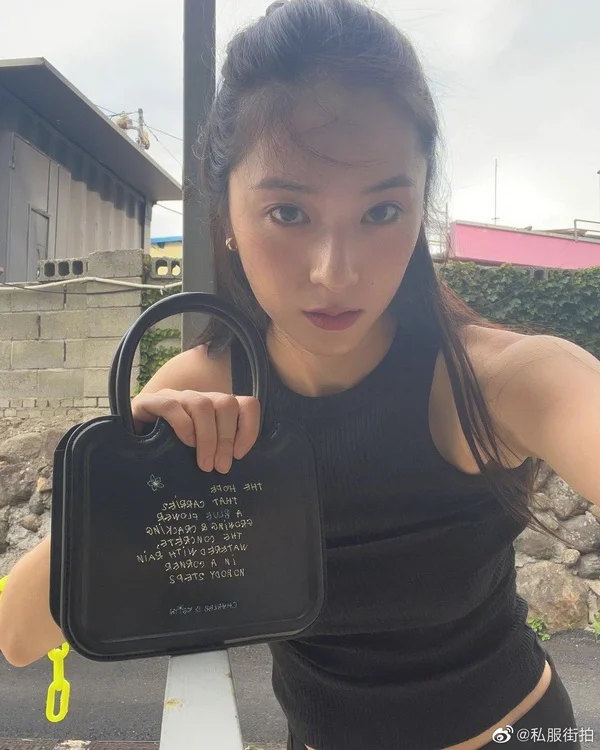 郑秀晶Krystal夏日穿搭，极简风酷女孩