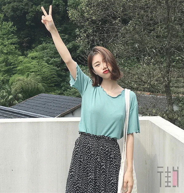 学街拍女王穿纯色T恤，从此路人变潮咖