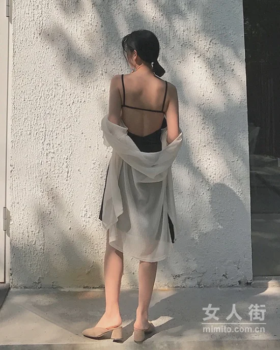性感露背装，上演完美后背杀