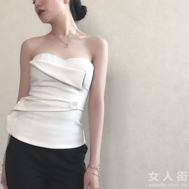 盛夏燥热天 露肩装清凉更撩人